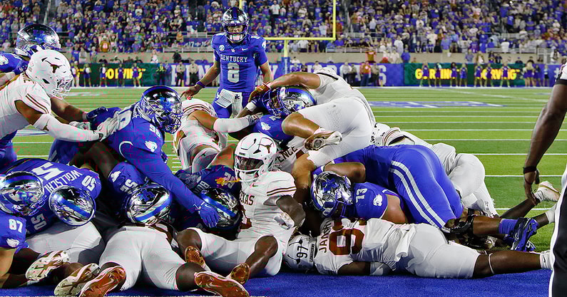 1 - Longhorns stop Cats _C6A0397