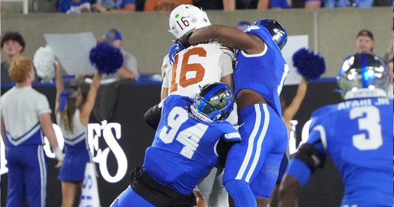 Kentucky’s Kam Olds and Tavion Gadson (94) sacks Texas’ Arch Manning Saturday night at Kroger Field. Oct. 18, 2025 (© Scott Utterback/Courier Journal / USA TODAY NETWORK via Imagn Images)
