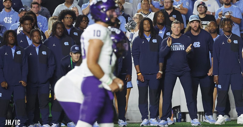 0C1A1247-sidelines-team-not dressed