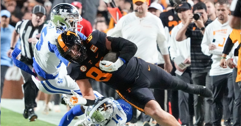 Tennessee tight end Miles Kitselman (87) is tackled by Kentucky defensive back Ty Bryant (14) and Kentucky defensive back Jordan Lovett (25) during an NCAA college football game between Tennessee and Kentucky on Saturday, Nov. 2, 2024, in Knoxville, Tenn. (© Caitie McMekin/News Sentinel / USA TODAY NETWORK via Imagn Images)