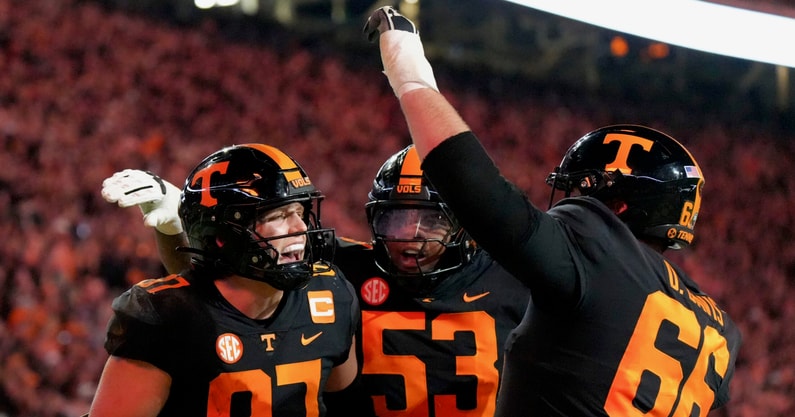 Angelina Alcantar/USA TODAY Network via Imagn Images | Nov 2, 2024; Knoxville, Tennessee, USA; Tennessee tight end Miles Kitselman (87) celebrates with offensive lineman Lance Heard (53) and offensive lineman Dayne Davis (66) after scoring a touchdown against the Kentucky Wildcats during the first half at Neyland Stadium. Mandatory Credit: Angelina Alcantar/USA TODAY Network via Imagn Images