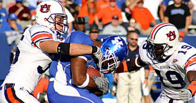 Draak Davis vs AUB ko ret 390