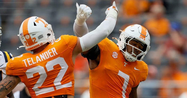 Sep 6, 2025; Knoxville, Tennessee, USA; Tennessee Volunteers linebacker Jeremiah Telander (22) and linebacker Arion Carter (7) react to a play against the East Tennessee State Buccaneers during the second half at Neyland Stadium. Mandatory Credit: Randy Sartin-Imagn Images