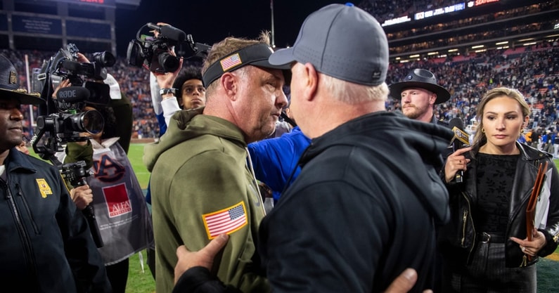 Auburn Tigers head coach Hugh Freeze and Kentucky Wildcats head coach Mark Stoops shake hands after Auburn Tigers take on Kentucky Wildcats at Jordan-Hare Stadium in Auburn, Ala. on Saturday, Nov. 1, 2025. Kentucky Wildcats defeated Auburn Tigers 10-3. © Jake Crandall/ Advertiser / USA TODAY NETWORK via Imagn Images