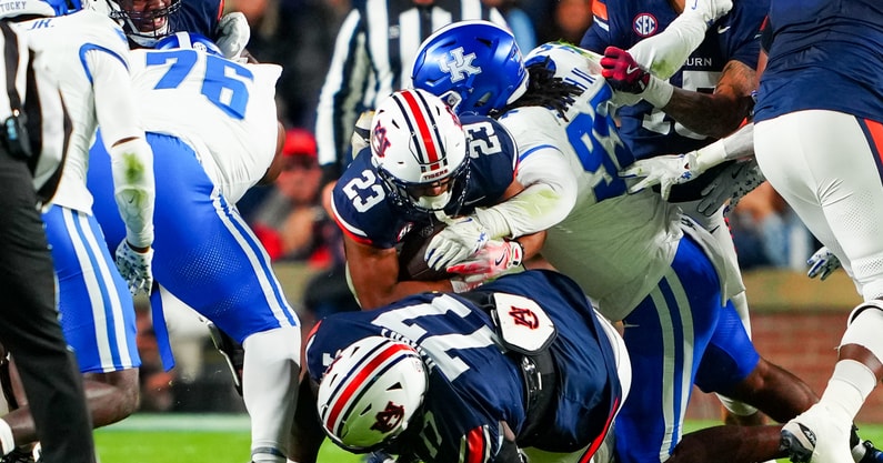 Kentucky Wildcats quarterback Cutter Boley (8) hugs teammates before Auburn Tigers take on Kentucky Wildcats in Auburn, Ala. on Saturday, Nov. 1, 2025. (© Jake Crandall/ Advertiser / USA TODAY NETWORK via Imagn Images)