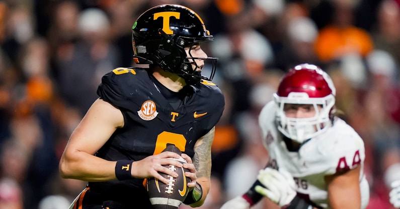 Brianna Paciorka/News Sentinel / USA TODAY NETWORK via Imagn Images | Tennessee quarterback Joey Aguilar (6) looks to throw during a college football game between Tennessee and Oklahoma in Neyland Stadium in Knoxville on Nov. 1, 2025.