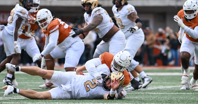 ut_vs_vanderbilt-0535_simmons
