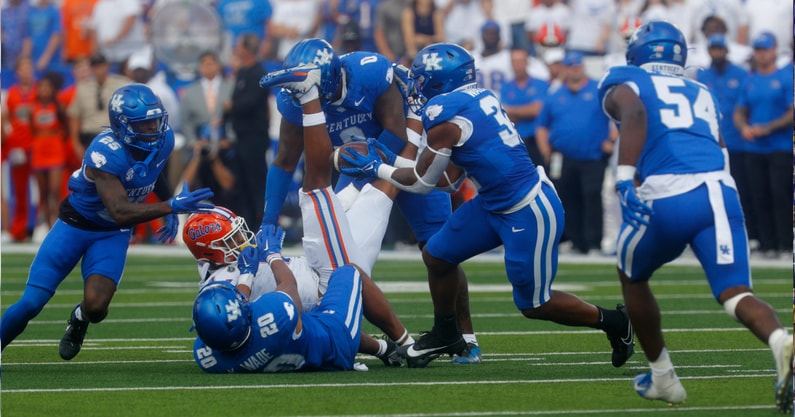 Kentucky s Trevin Wallace recovers the fumble against Florida Saturday afternoon. Sept. 30, 2023. (© Scott Utterback/Courier Journal / USA TODAY NETWORK)