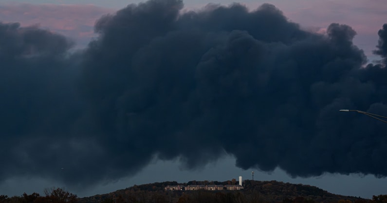 Black blanketed the Louisville sky following a fatal plane crash near Grade Lane on Tuesday, via Jeff Faughender:Courier Journal : USA TODAY NETWORK via Imagn Images