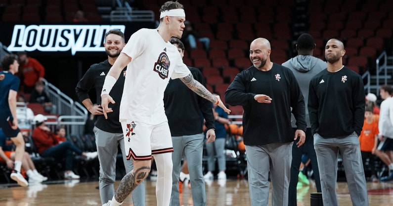 Louisville Cardinals forward Kasean Pryor (7) warms up with the team before an exhibition game at the KFC Yum! Center in Louisville, Kentucky Tuesday October 28, 2025.
