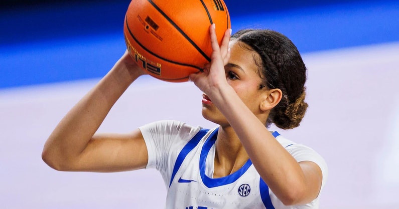 kentucky-obliterates-monmouth-behind-career-outing-from-lexi-blue