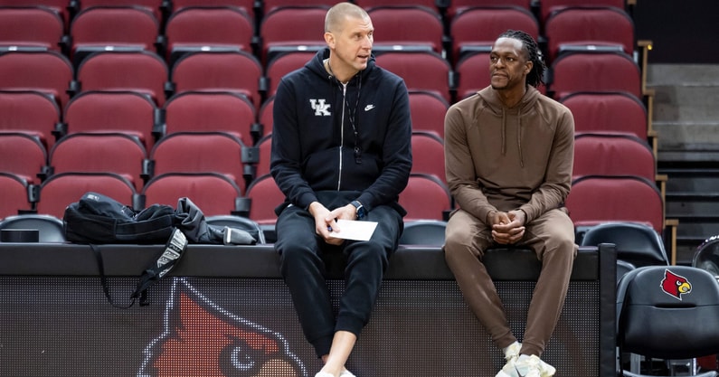 Mark Pope and Rajon Rondo talk at the KFC Yum! Center (Photo via UK Athletics)