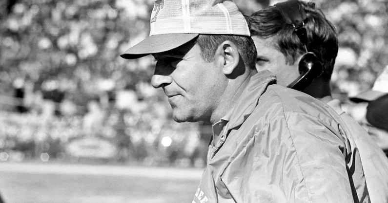 Tennessee head coach Doug Dickey