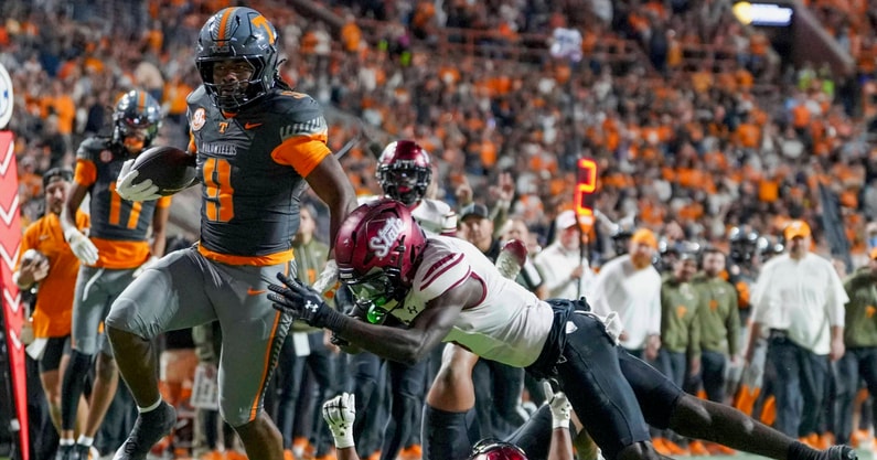 Angelina Alcantar/News Sentinel / USA TODAY NETWORK via Imagn Images | Tennessee running back Star Thomas (9) scores a touchdown during a NCAA football game between Tennessee Volunteers and New Mexico State Aggies at Neyland Stadium in Knoxville, Tenn., on Nov. 15, 2025.