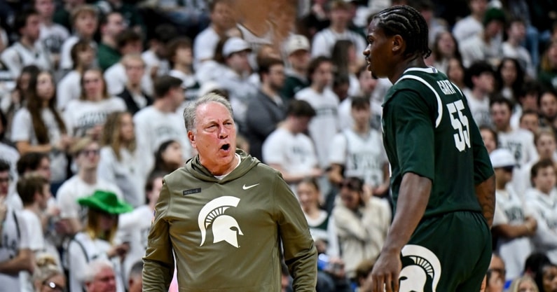 Michigan State's head coach Tom Izzo, left, talks to Coen Carr during the second half in the game against San Jose State on Thursday, Nov. 13, 2025, at the Breslin Center in East Lansing. © Nick King/Lansing State Journal / USA TODAY NETWORK via Imagn Images