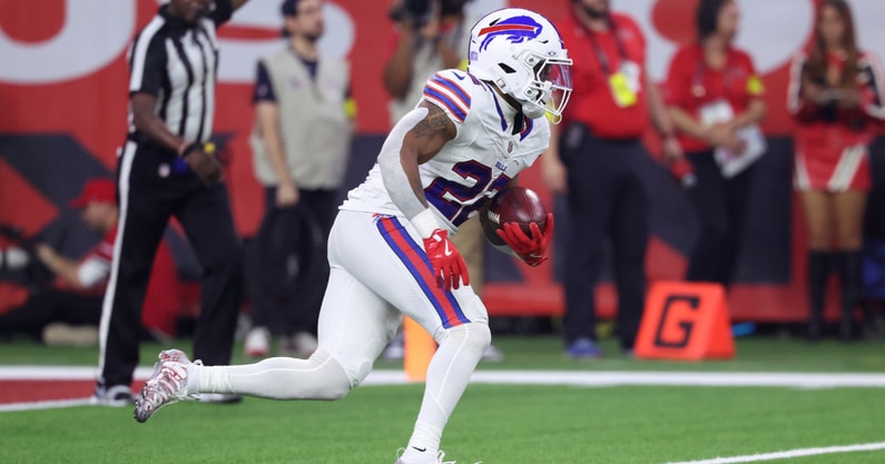Former Wildcat Ray Davis returns a kickoff for a touchdown against the Texans, via Troy Taormina-Imagn Images