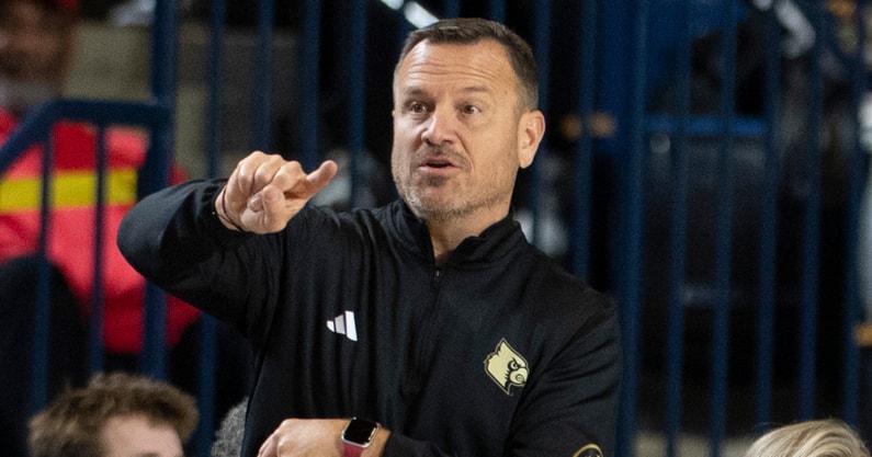 jeff-walz-says-kentuckys-playing-very-well-ahead-of-saturdays-matchup