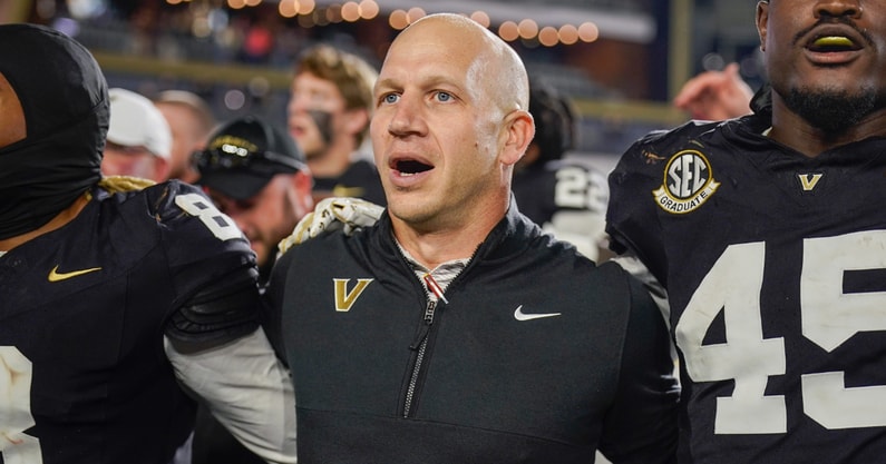 Clark-Lea-addresses-how-he-handles-coaching-rumors-with-Vanderbilt-players-My-fight-is-for-this-program