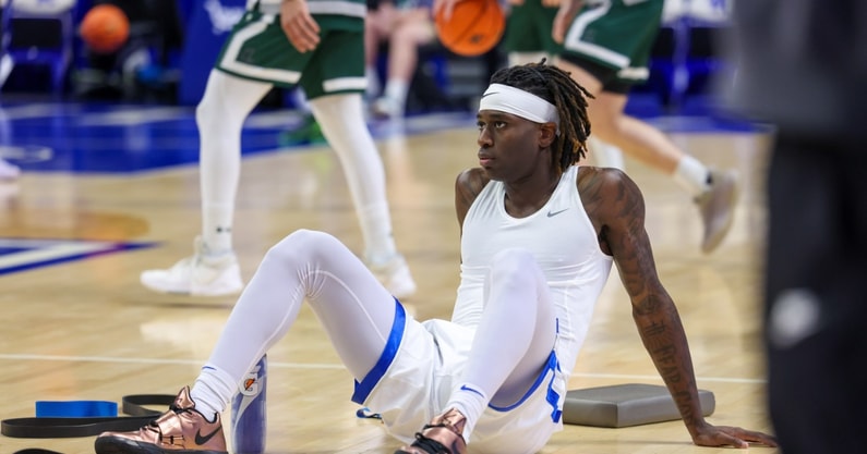 Denzel Aberdeen warms up vs. Loyola Maryland (Photo by Mont Dawson, Kentucky Sports Radio)