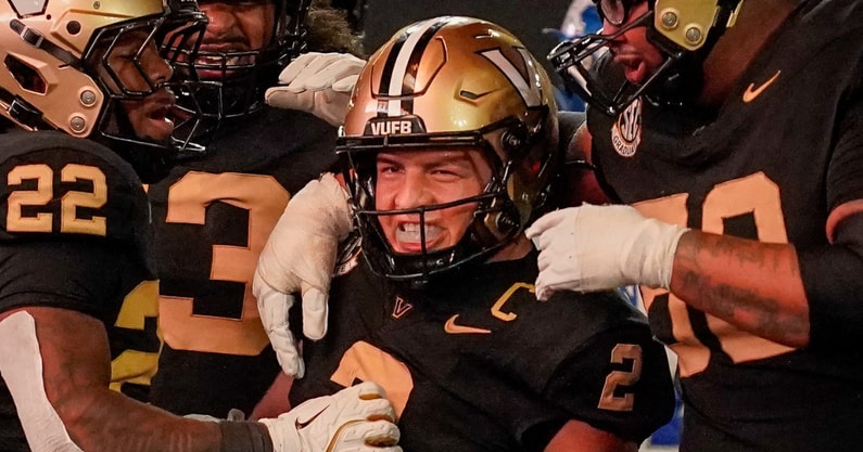 Diego-Pavia-sets-Vanderbilt-single-game-passing-record-vs-Kentucky