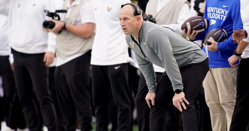 Vanderbilt coach Clark Lea watches his team face Kentucky during the second quarter at FirstBank Stadium in Nashville, Tenn., Saturday, Nov. 22, 2025. © Andrew Nelles / The Tennessean / USA TODAY NETWORK via Imagn Images
