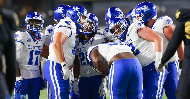 The Kentucky offense huddles vs Vanderbilt, via Mont Dawson, KSR