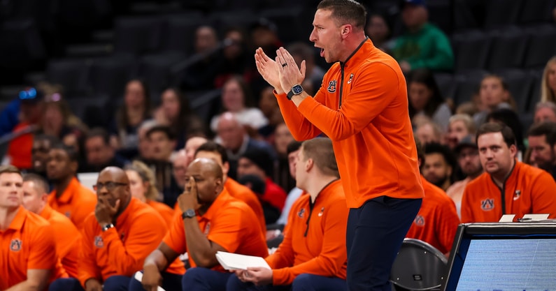 Las Vegas, NV - 20251124 - #22 Auburn Tigers Men's Basketball vs. Oregon Ducks