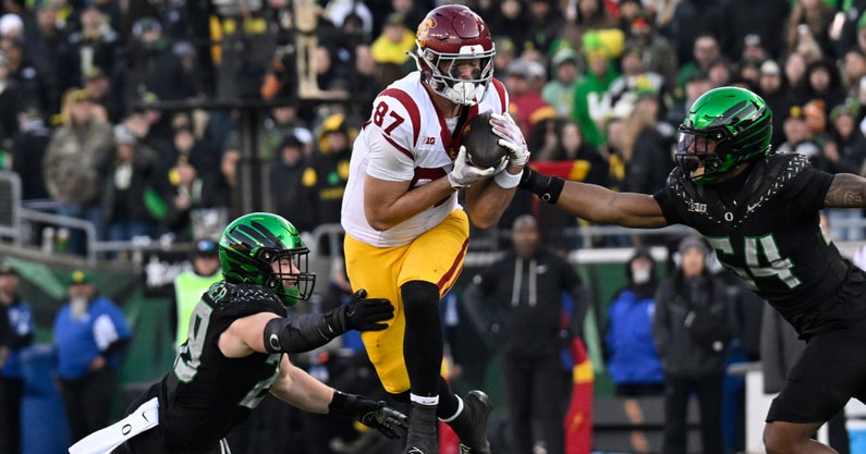 USC Trojans tight end Lake McRee (87) catches a pass against the Oregon Ducks during the second half at Autzen Stadium