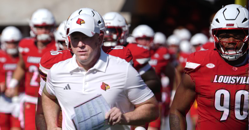 Louisville’s coach Jeff Brohm brings his team out onto the field against Virginia at L&N Stadium Saturday. Oct. 4, 2025. © Scott Utterback/Courier Journal / USA TODAY NETWORK via Imagn Images