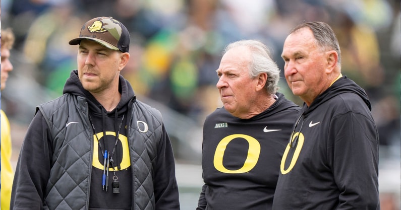 Oregon offensive coordinator Will Stein, left, former Oregon defensive coordinator Nick Aliotti and former Oregon coach Rich Brooks talk before the game as the Fighting Ducks face off against Mighty Oregon in the Oregon Ducks spring game on April 26, 2025, at Autzen Stadium in Eugene. (© Ben Lonergan/The Register-Guard / USA TODAY NETWORK via Imagn Images)