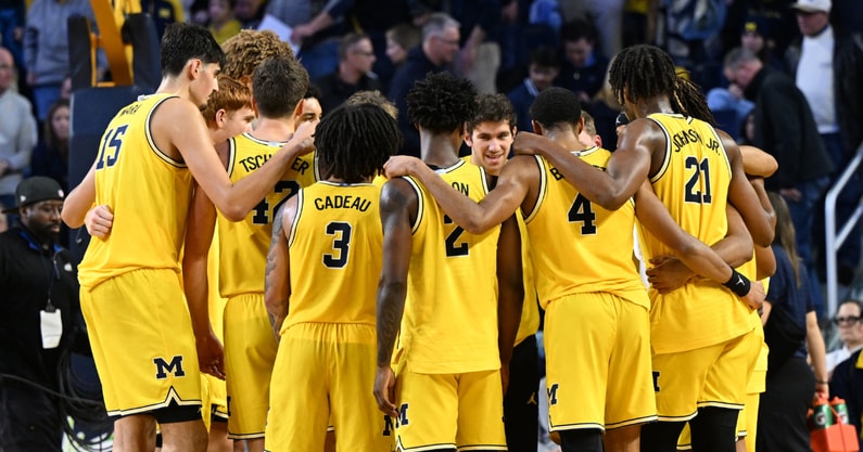 Michigan basketball tunnel photo huddle