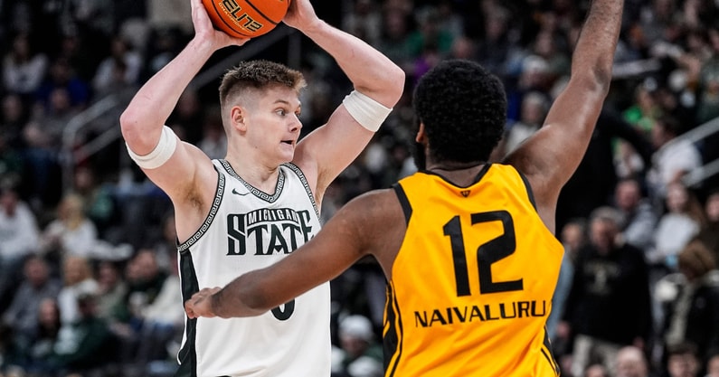 Michigan State forward Jaxon Kohler (0) looks to pass against Oakland forward Tuburu Naivalurua (12) during the second half at Little Caesars Arena in Detroit on Saturday, Dec. 20, 2025. - Junfu Han, USA TODAY Sports