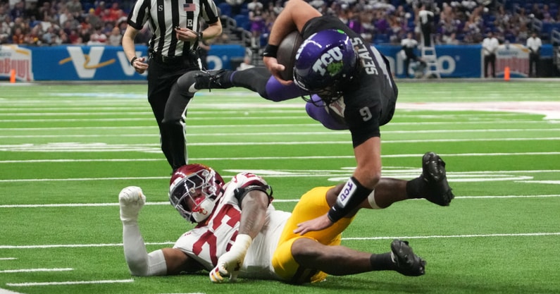 TCU Horned Frogs quarterback Ken Seals (9) carries the ball against USC Trojans linebacker Desman Stephens II (23) in the first half during the Alamo Bowl at Alamodome