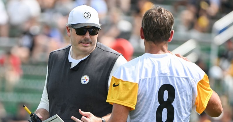 Jul 25, 2025; Pittsburgh, PA, USA; Pittsburgh Steelers offensive coordinator Arthur Smith talks with quarterback Aaron Rodgers (8) during drills at training camp at Saint Vincent College. Mandatory Credit: Barry Reeger-Imagn Images