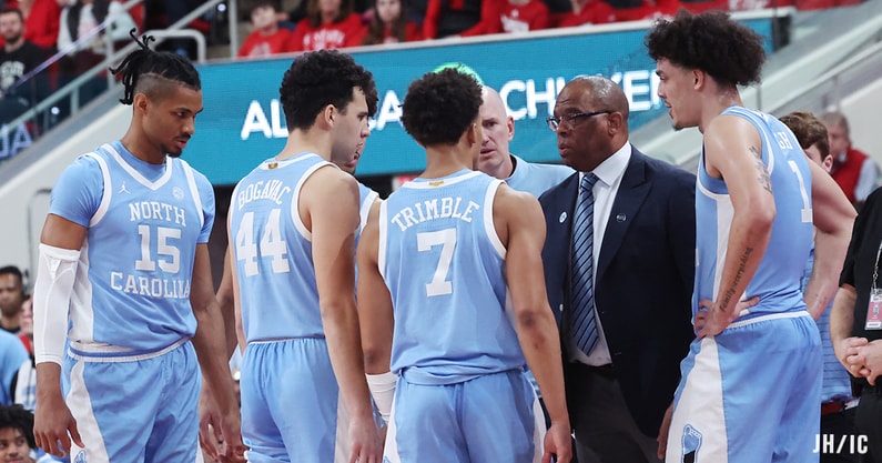0C1A0059-uncgenmb-hubert davis-huddle