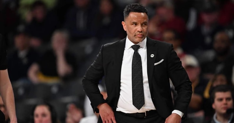 Georgia Tech head coach Damon Stoudamire