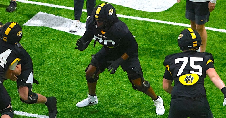 Green blocks while Lange rushes