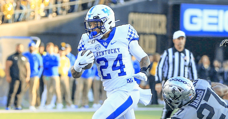 look-kentucky-will-rock-all-white-uniforms-against-south-carolina