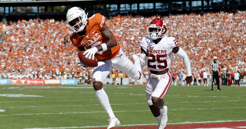 watch-casey-thompson-finds-joshua-moore-for-two-first-quarter-touchdowns-texas-longhorns-oklahoma-sooners