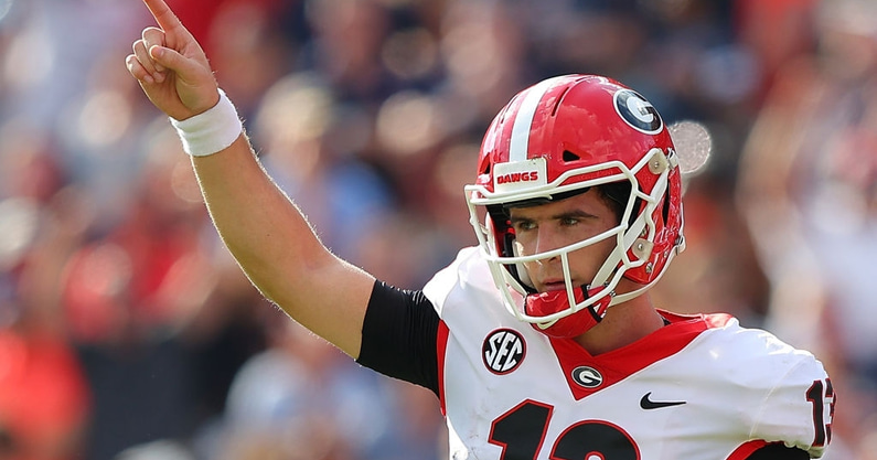 watch-stetson-bennett-delivers-60-yard-touchdown-strike-down-center-georgia-bulldogs