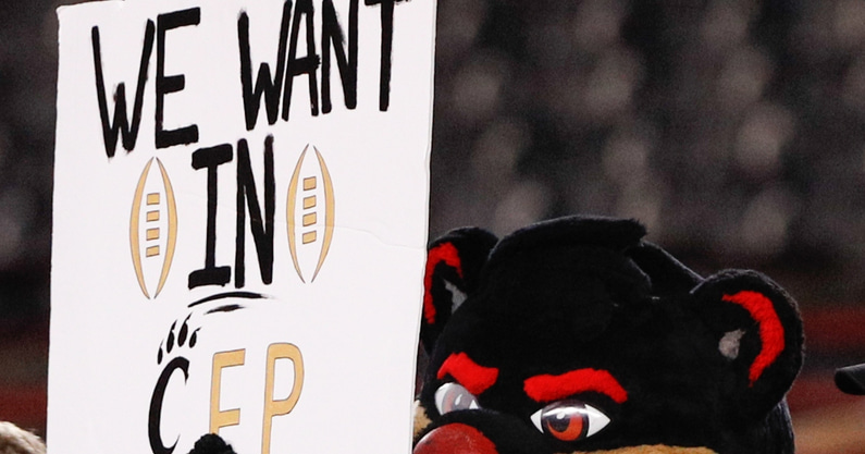 what-12-team-college-football-playoff-would-look-like-in-2021-georgia-alabama-michigan-cincinnati-ohio-state-oklahjoma-iowa