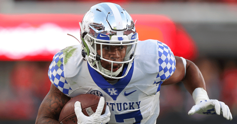 kentucky-fb-moves-up-12-ap-poll