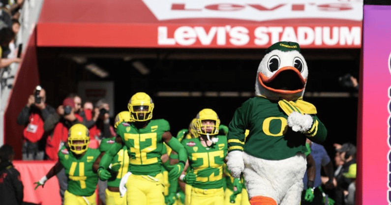 Oregonmascotwithplayers
