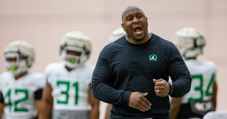 watch-carlos-locklyn-discusses-his-coaching-philosophy-expectations-for-oregons-running-backs