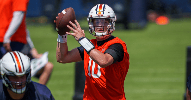 Zach Calzada battles TJ Finley at Auburn training camp