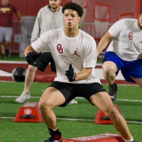 Oklahoma football offensive tackle Cooper Hackett