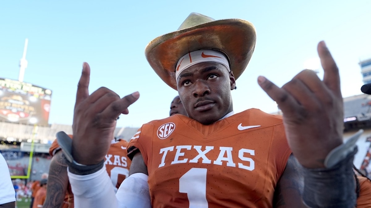 2025-11-03T182628Z_1776725273_MT1USATODAY27493193_RTRMADP_3_TEXAS-LONGHORNS-DEFENSIVE-END-COLIN-SIMMONS-1-CELEBRATES (1)