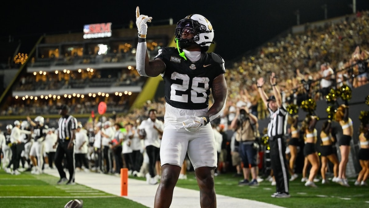 2026-09-11T084525Z_639243998_MT1USATODAY29786622_RTRMADP_3_NCAA-FOOTBALL-AUSTIN-PEAY-AT-VANDERBILT (1)
