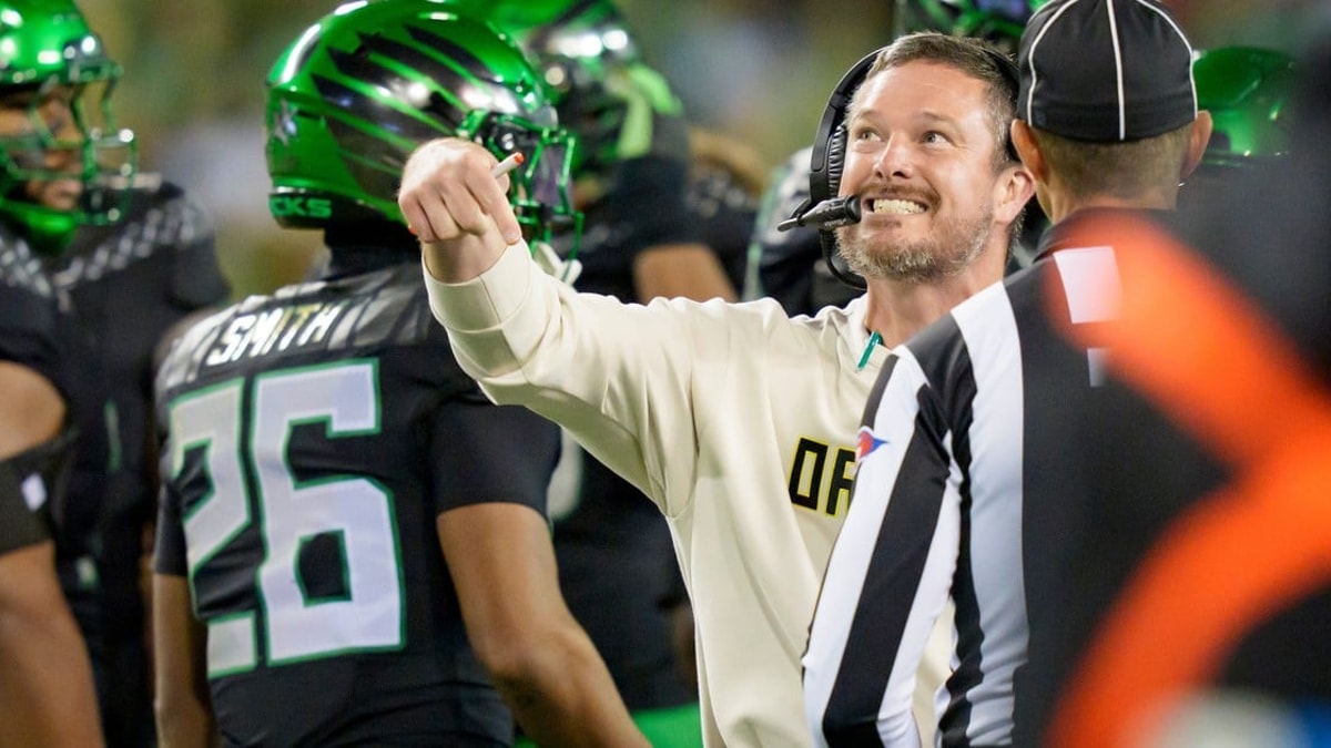 2026-10-18T050348Z_783053124_MT1USATODAY30121177_RTRMADP_3_OREGON-DUCKS-HEAD-COACH-DAN-LANNING-TALKS-TO-THE-OFFICIALS_1200x800