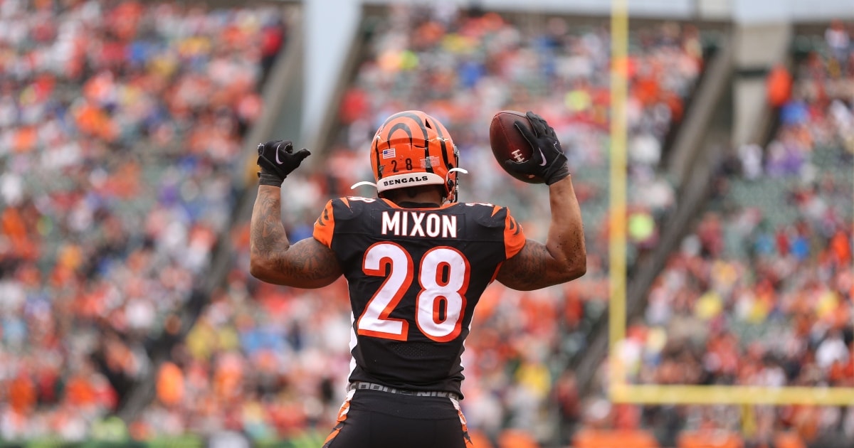 Bengals' Joe Mixon mocks NFL with coin toss after touchdown